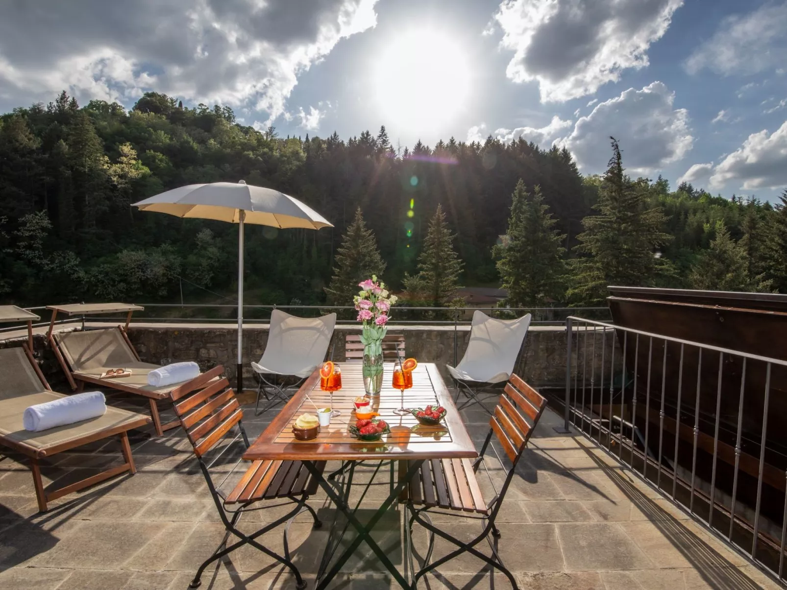 Medieval Tower mit Whirlpool auf der Dachterrasse