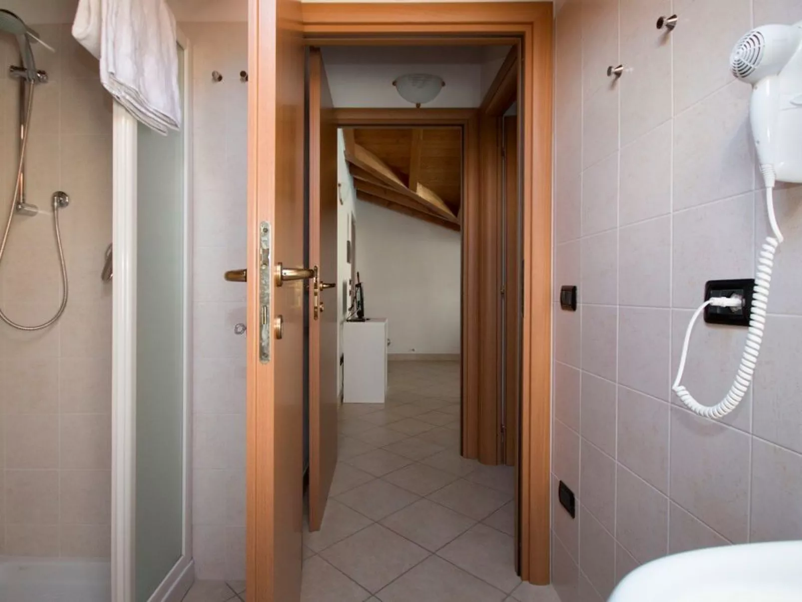 Lakeside Attic Apartment