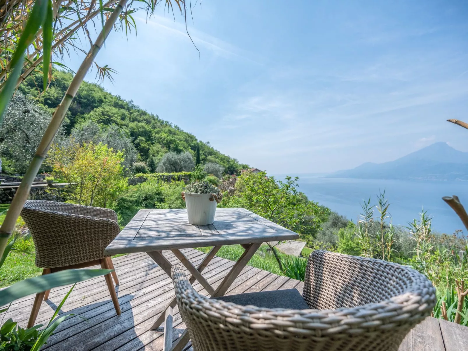 Villa mit schönem Seepanorama und Naturteich