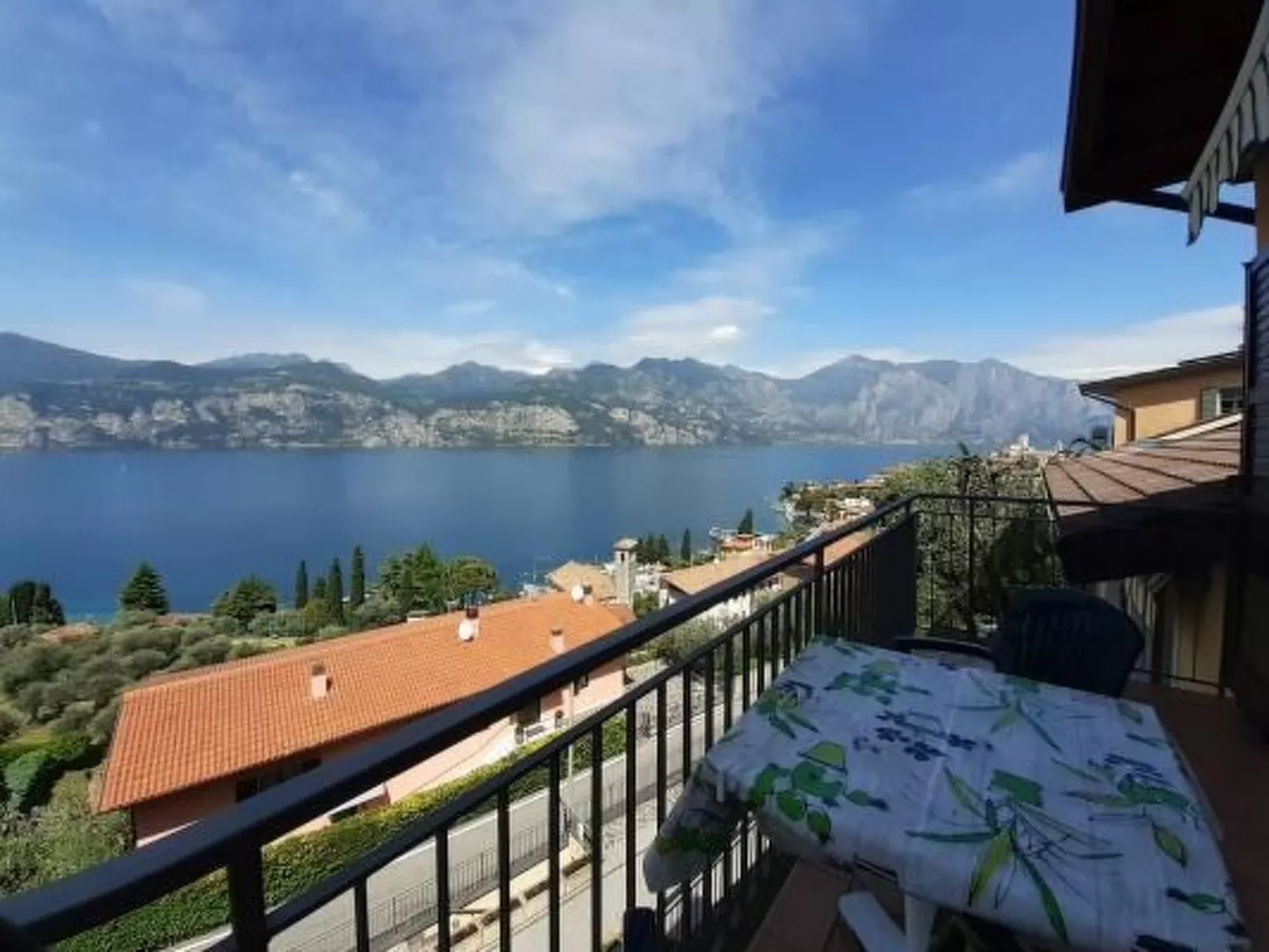 Zwei-Zimmer-Wohnung mit Balkon und herrlichem Seeblick