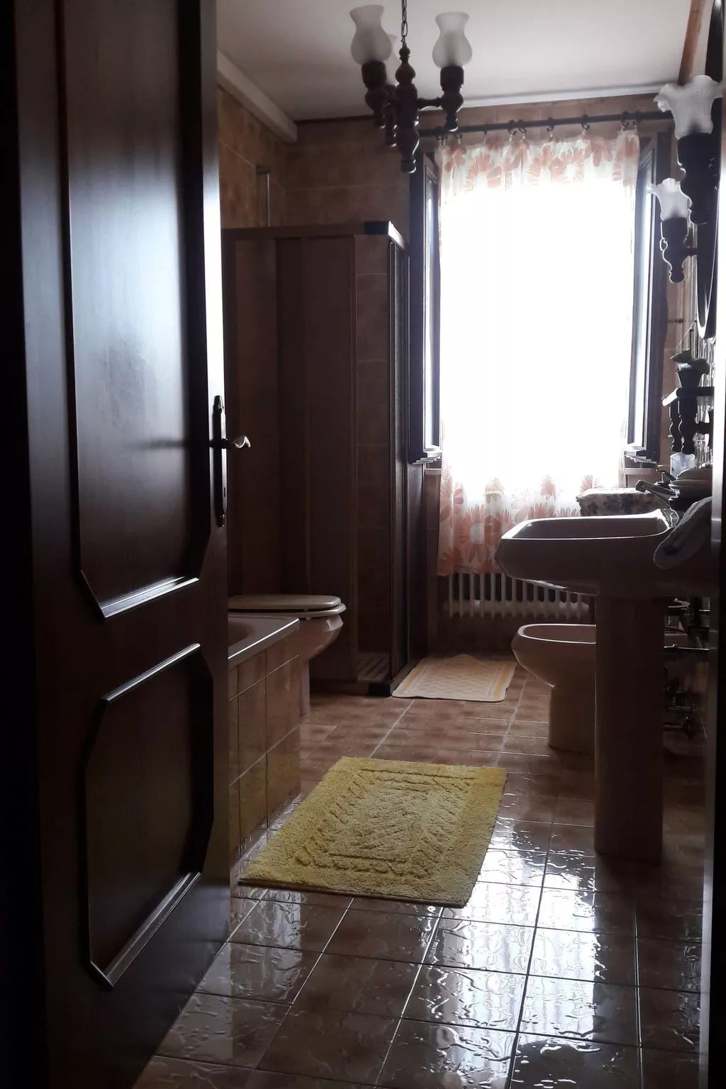 Auf einem ummauerten Grundstück-Dedans