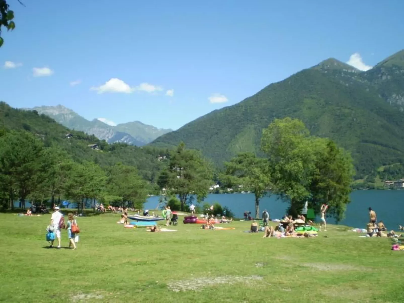Freistehendes Haus mit Veranda mit Seeblick