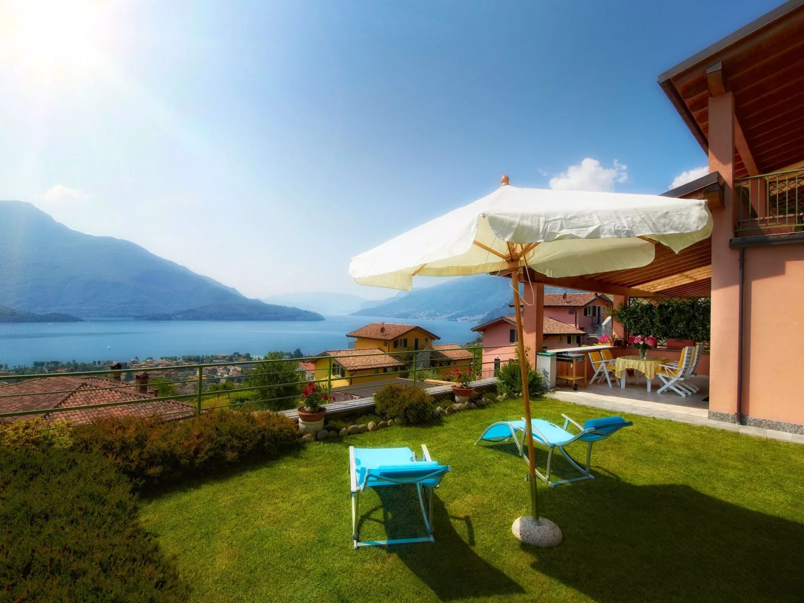 Türkisfarbenes Haus mit fantastischer Aussicht