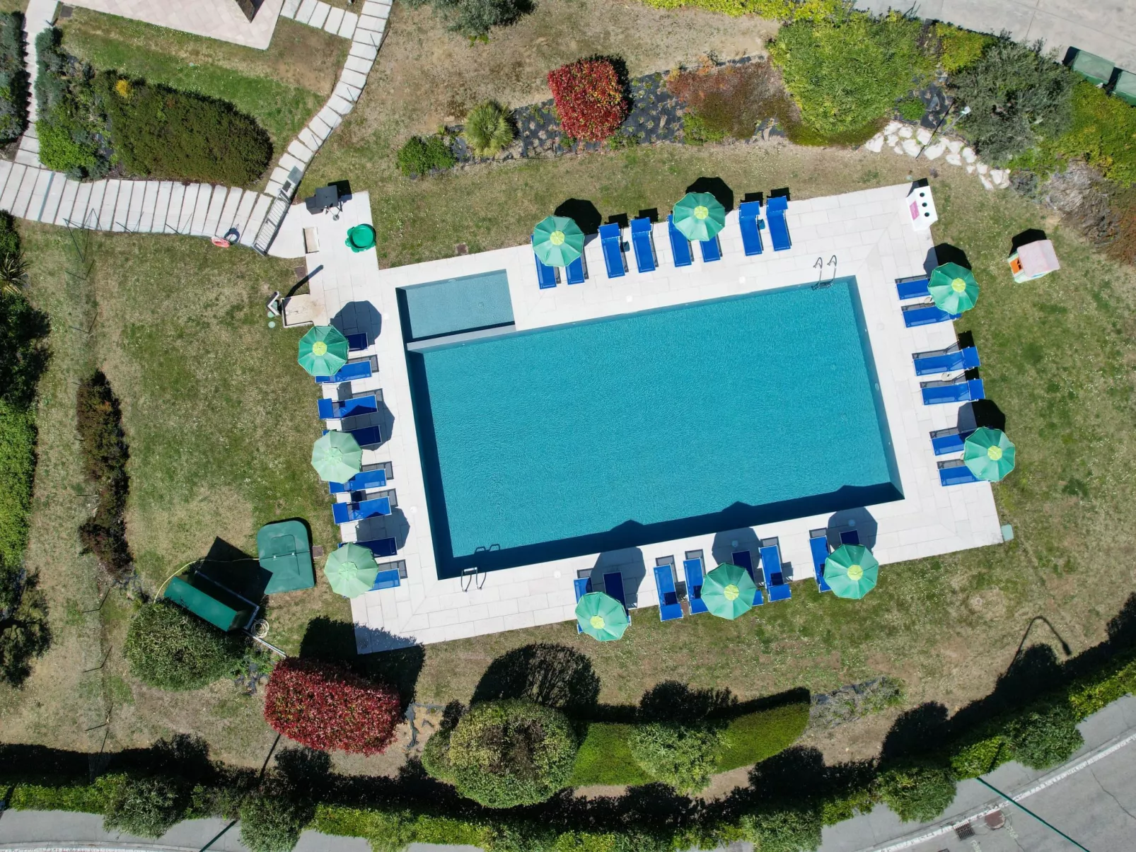 Wohnung mit Balkon, Schwimmbad und Seeblick