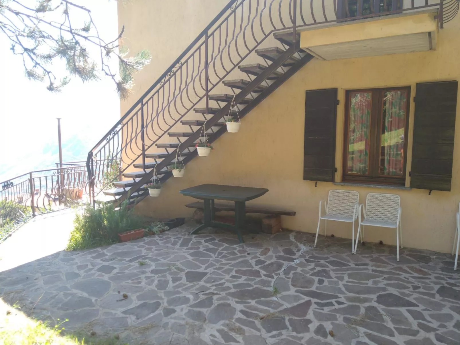 In einer Villa mit Garten und Blick auf den Gardasee-Outside