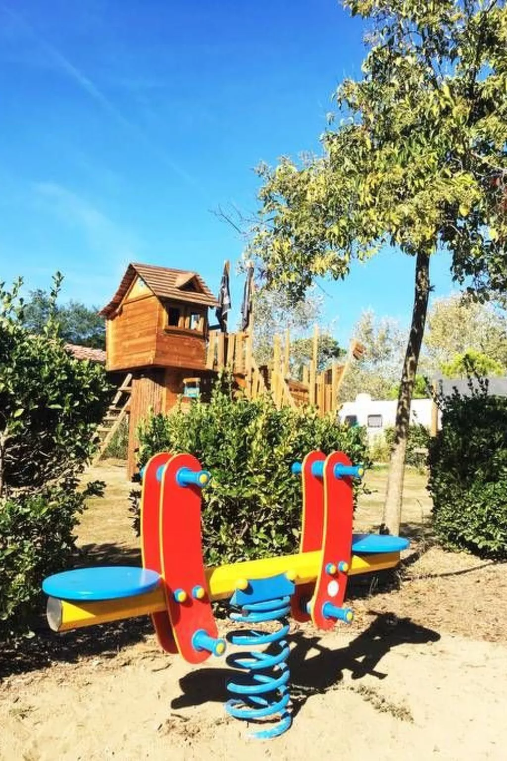 Mobilheim auf einem Campingplatz in der Nähe des Meeres und Pisa-Draußen