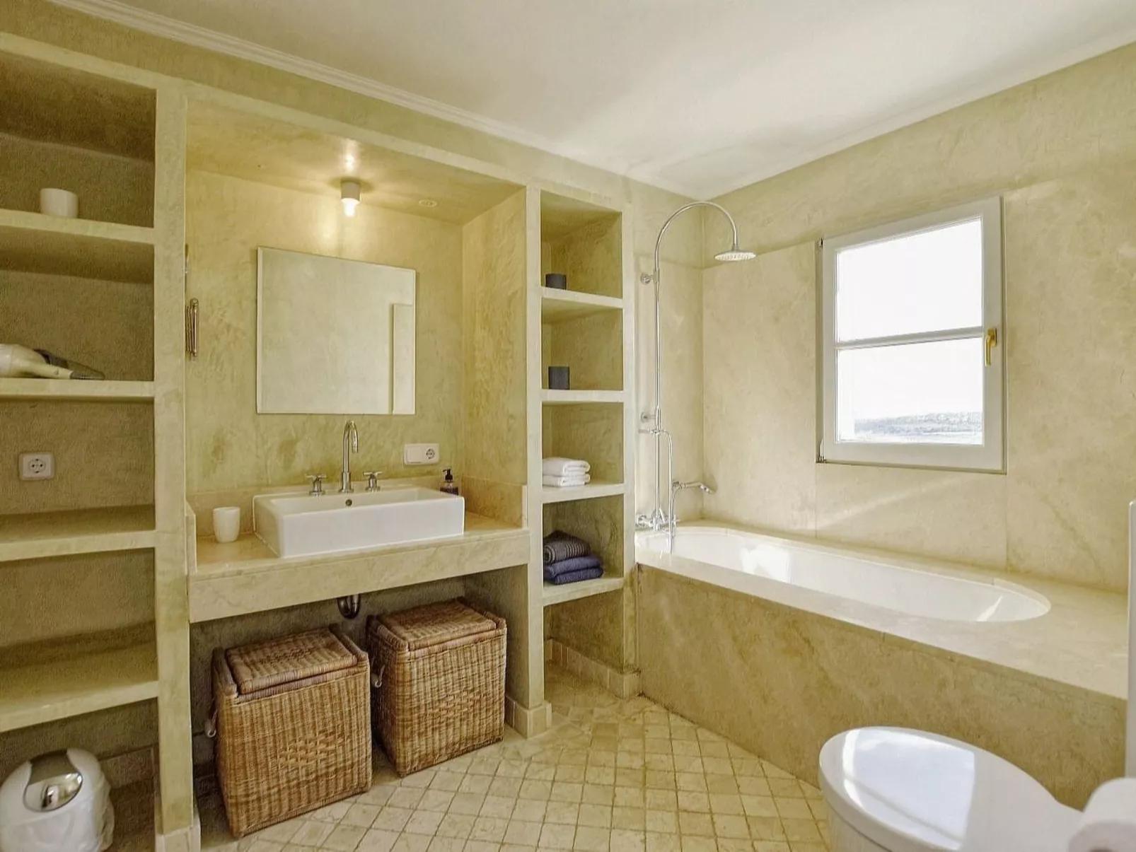 Ibizenkisches Haus mit Pool und Beachvolley-Blick-Drinnen