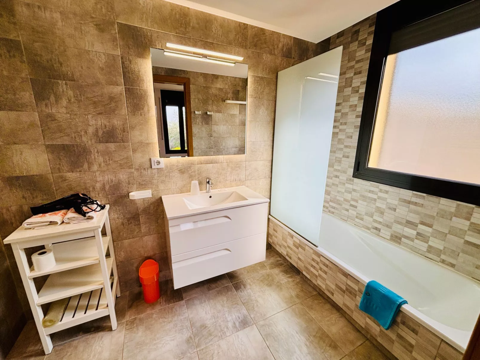 Modernes Einfamilienhaus mit Pool