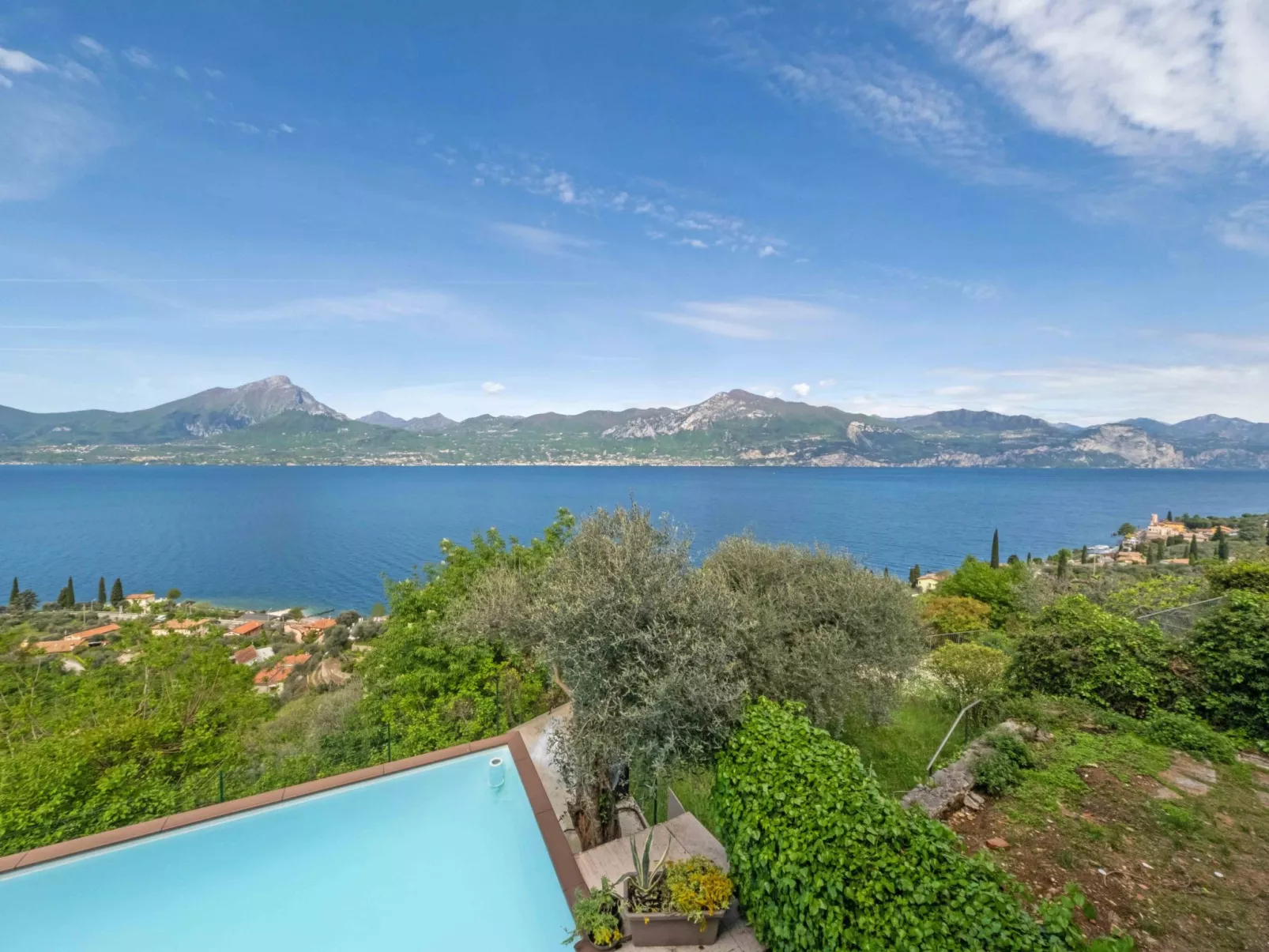 Privater Pool und herrlicher Seeblick