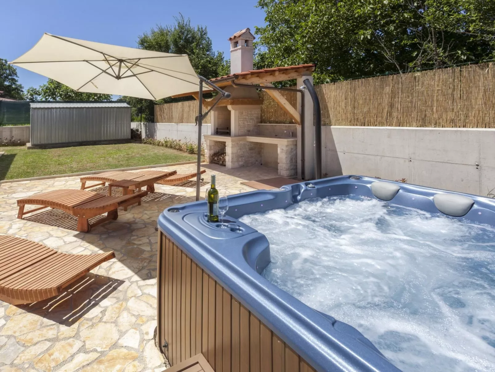 In Vintijan mit Großem Whirlpool-Outside