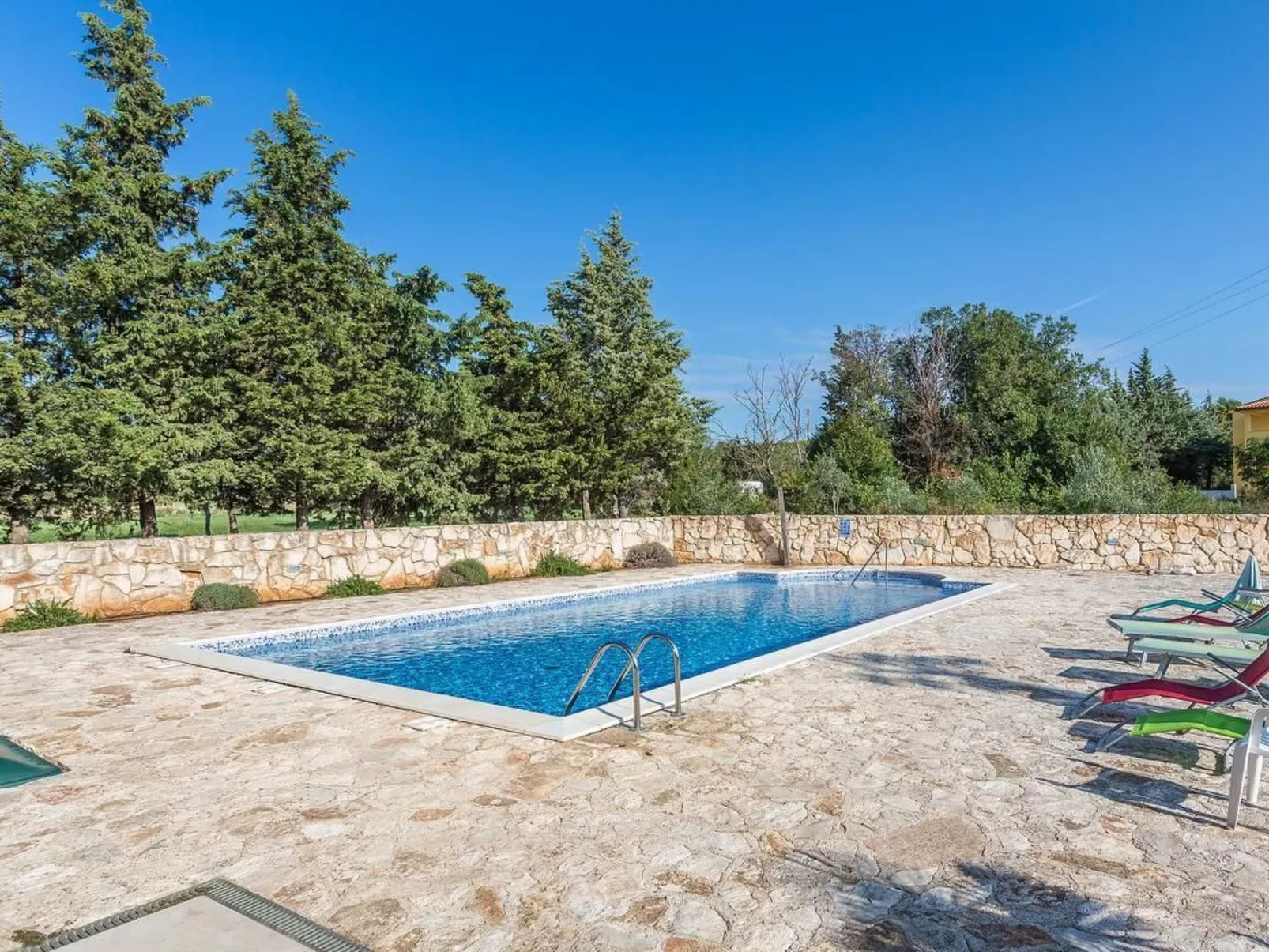 In Medulin mit Grill, Garten und gemeinsamem Pool