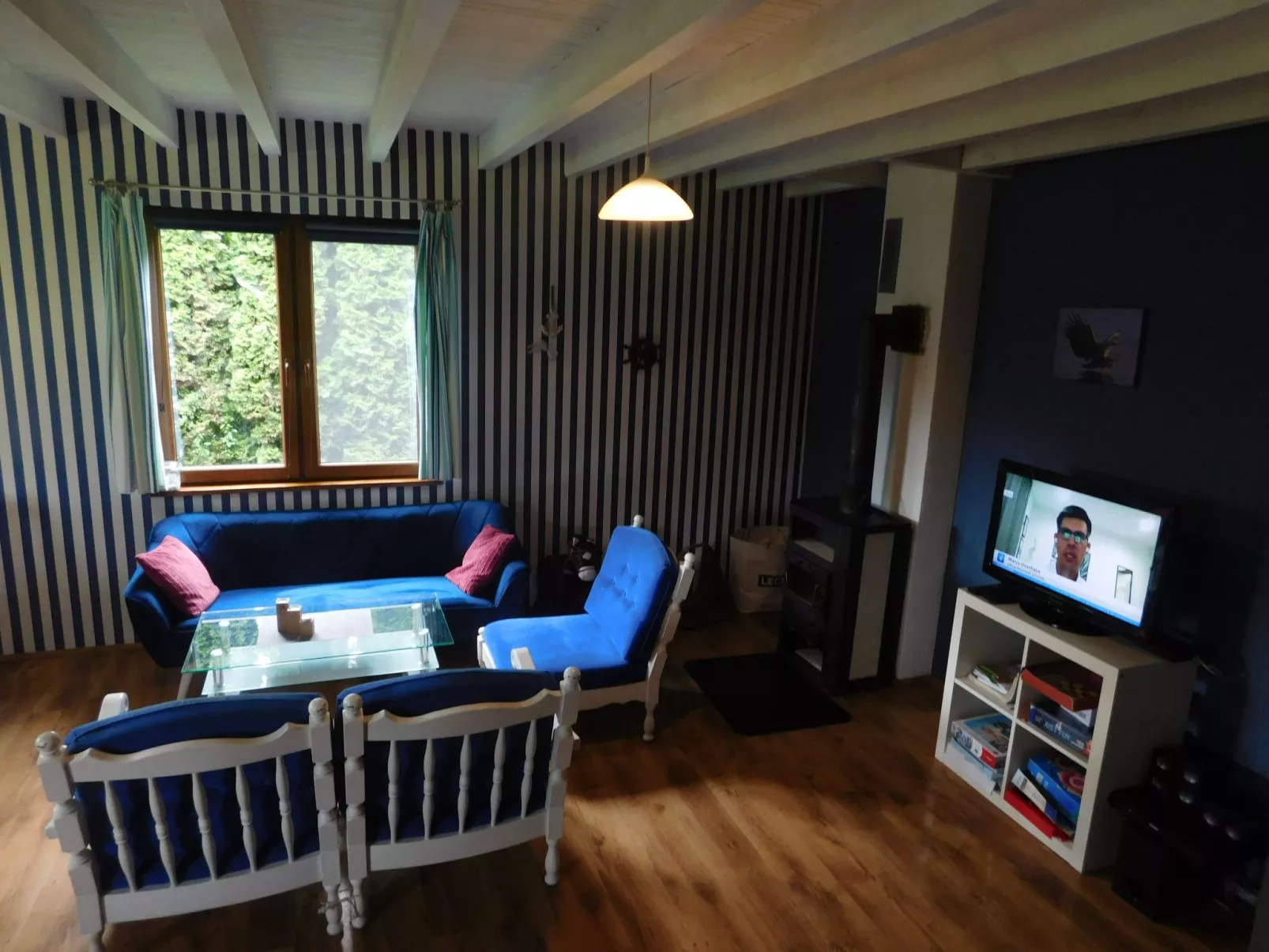 Auf einer Insel-Drinnen