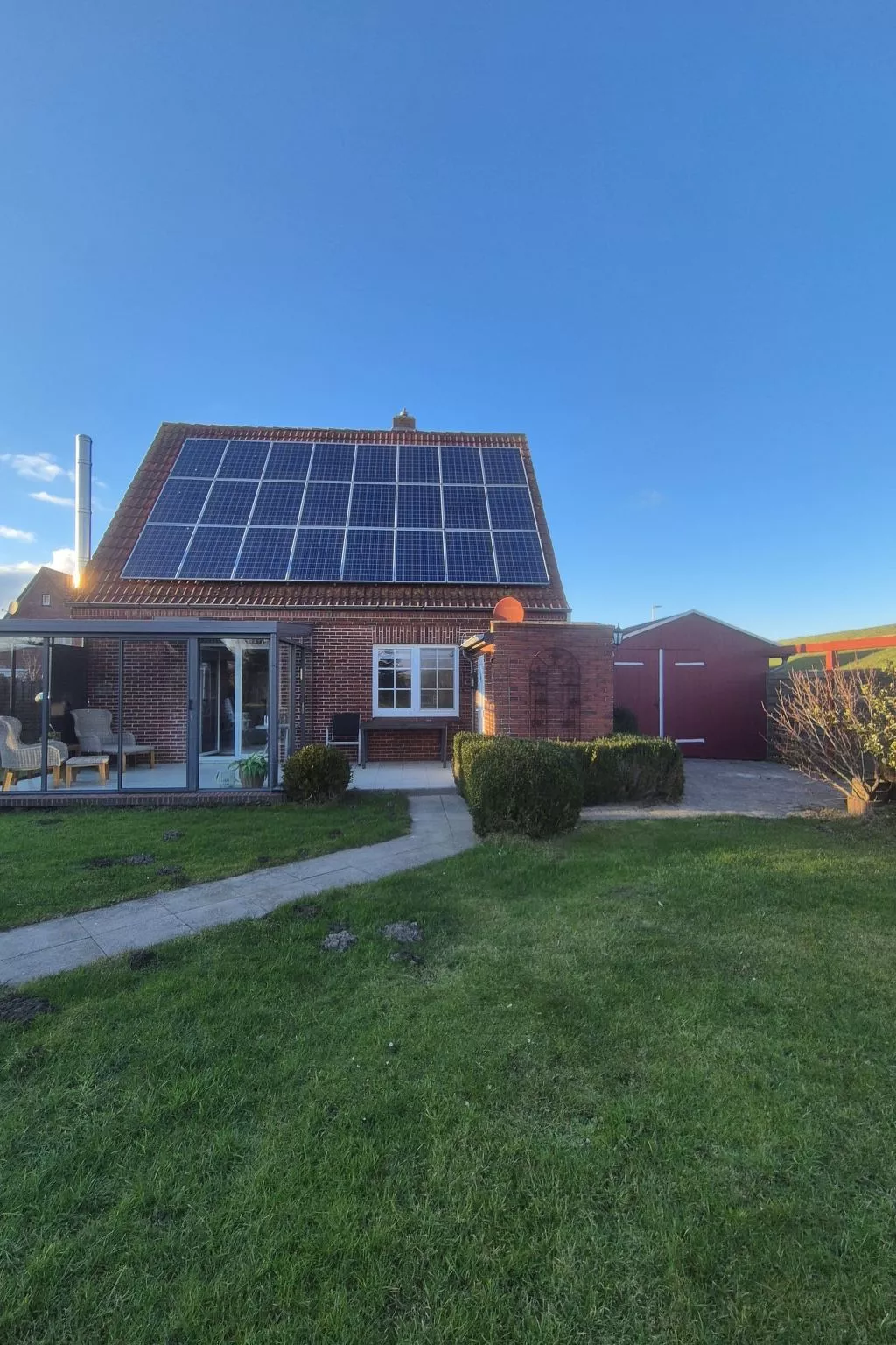 Mit Wintergarten und Garten am Deich