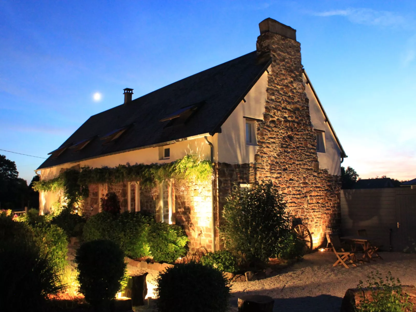 In Sourdeval Les Bois mit Garten-Outside