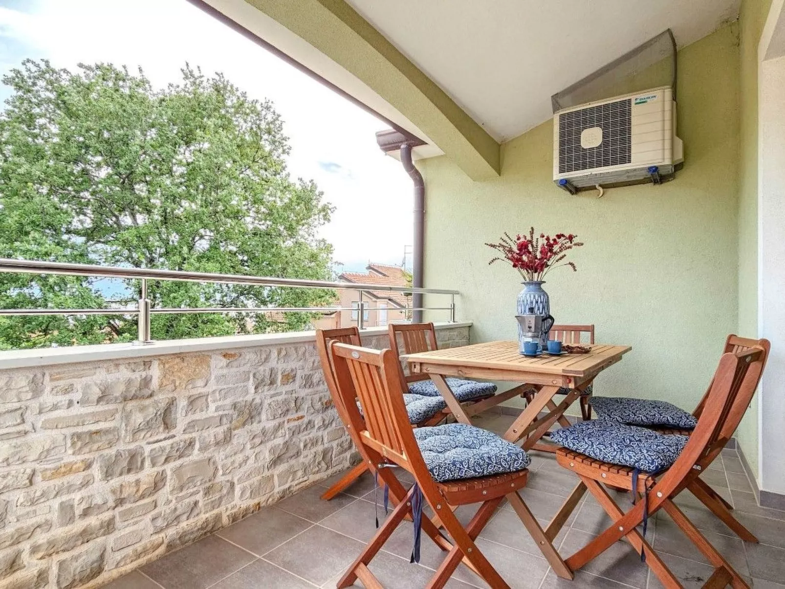 "Fabiola" mit Balkon - Draußen