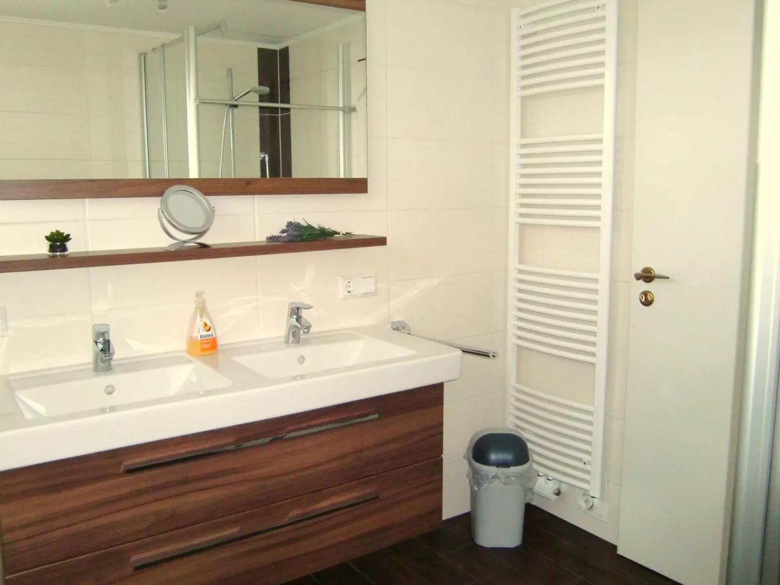 Ferienvilla mit Garten, Grill und Terrasse-Dedans