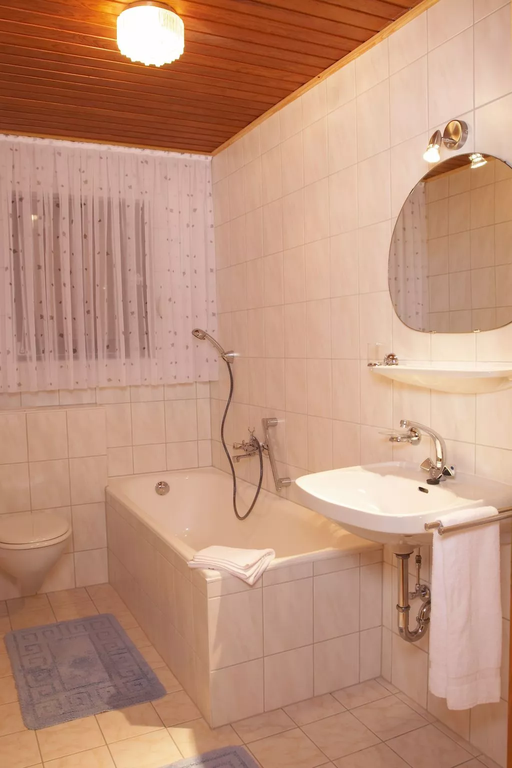 Für 11 Personen und 1 Kind