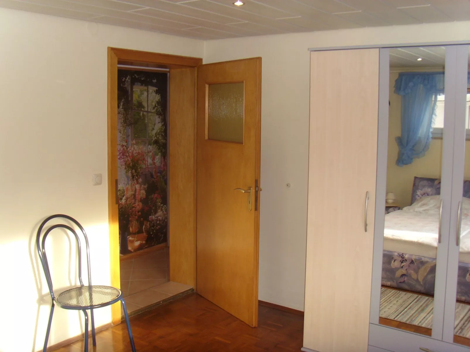 Mit Blick zur Wallfahrtskirche