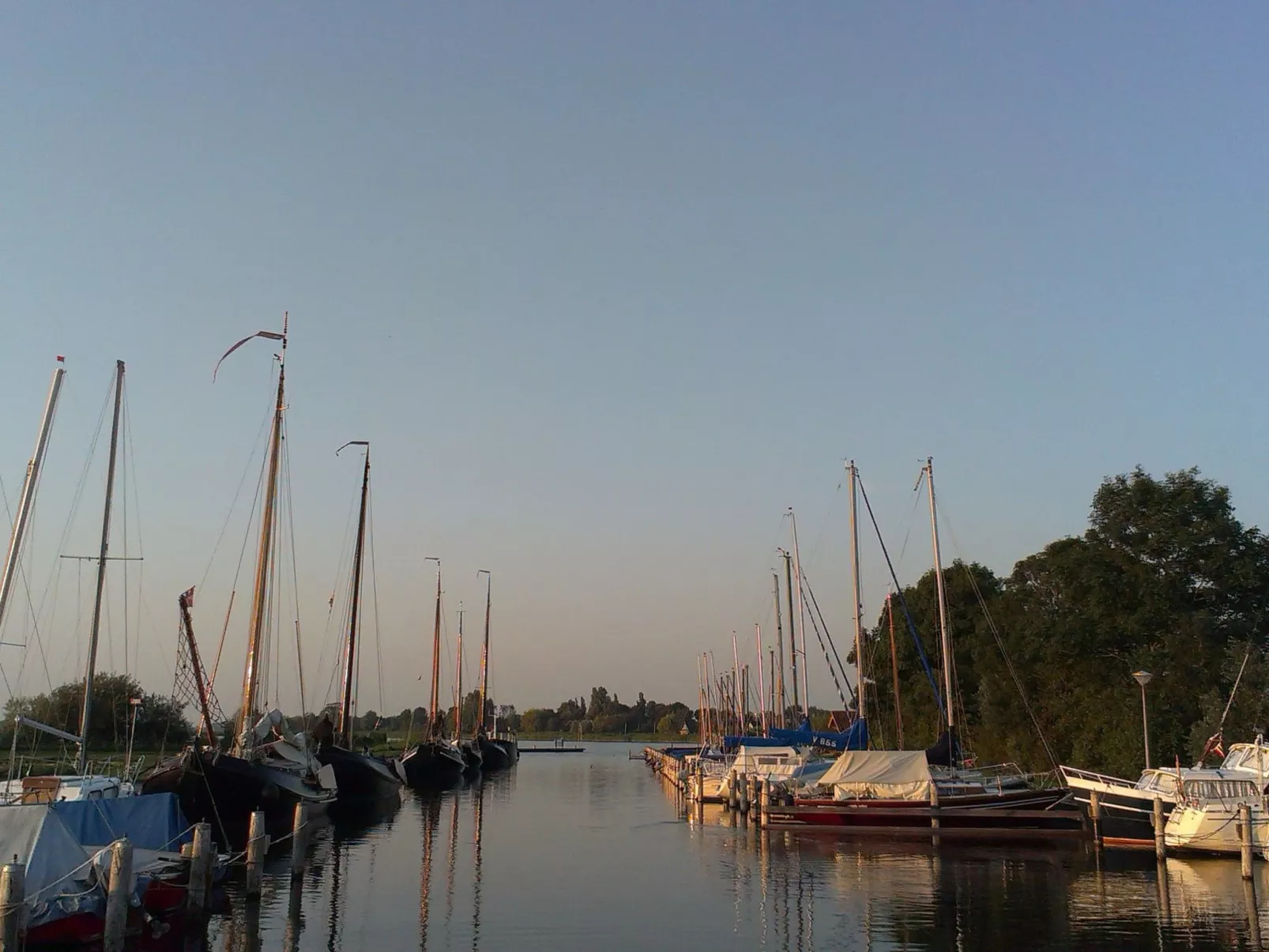 Boot "De Frijheit" mit Blick auf das Wasser-Image-tags.info