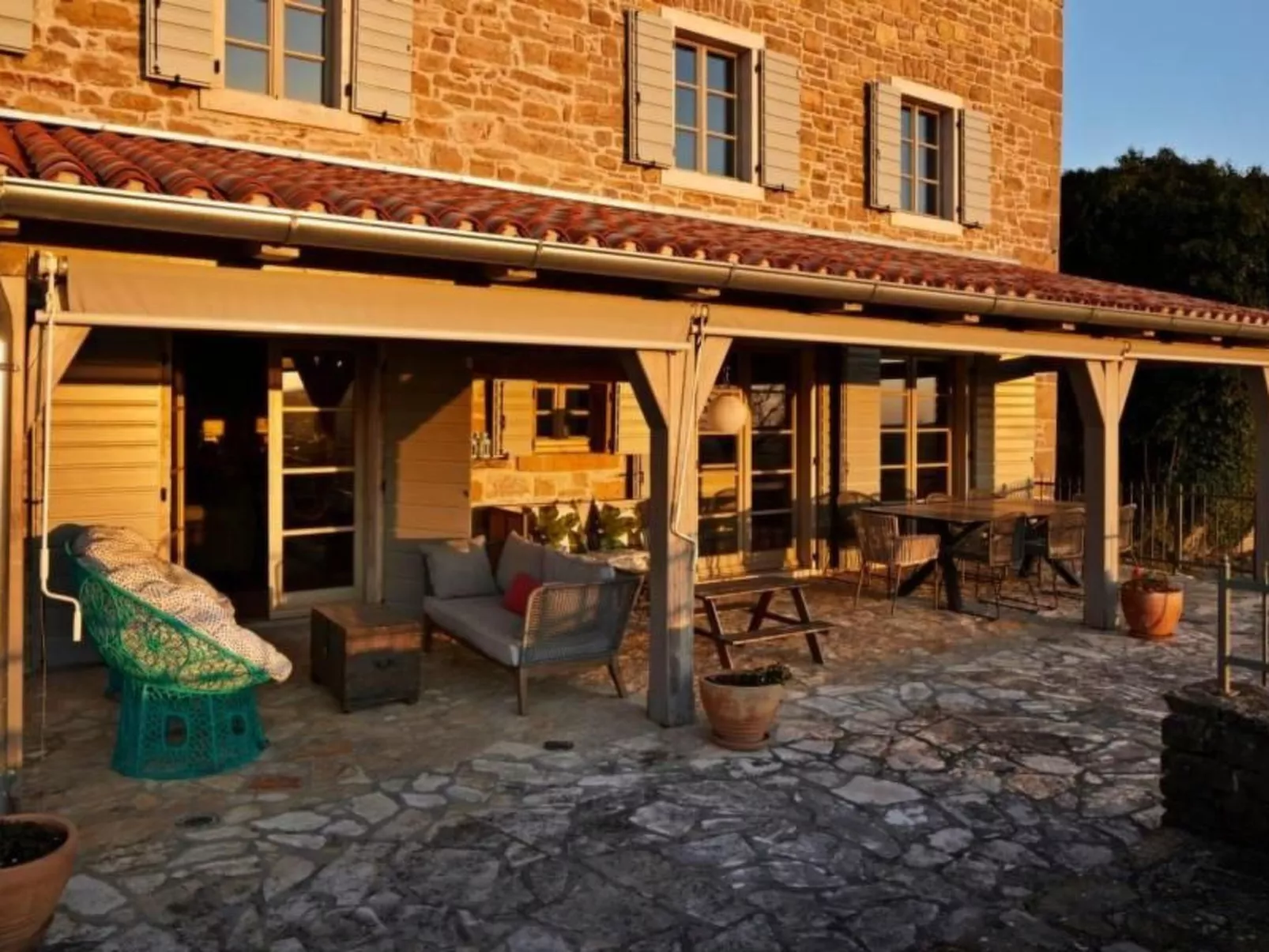 In Kostanjica mit Grill, Terrasse und Garten-Drinnen