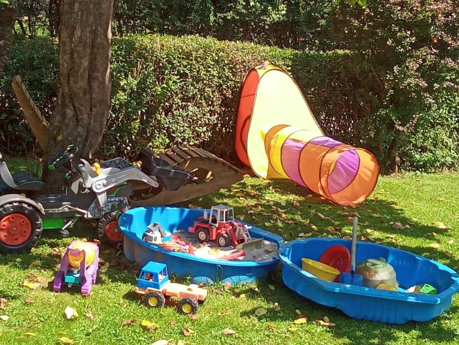 Mit sonniger Terrasse und Ausblick-Outside