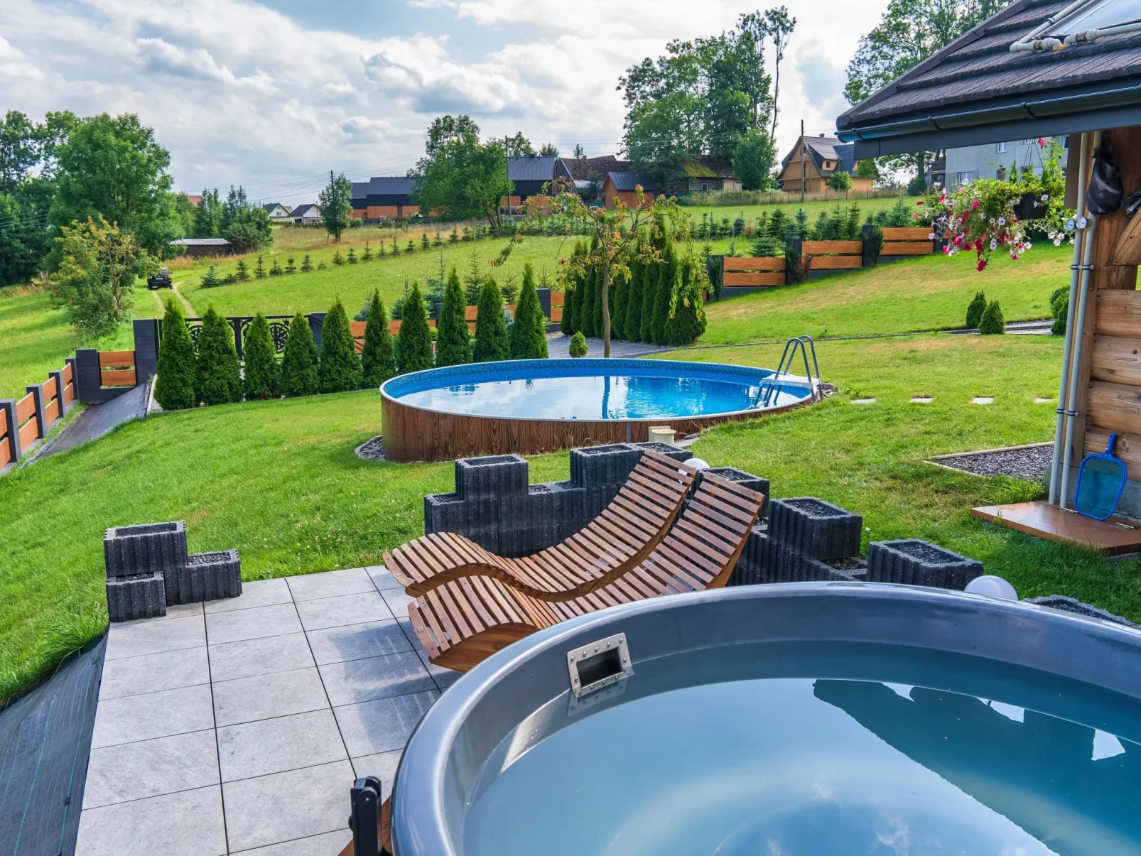 Mit Entspannung im Jacuzzi-Draußen