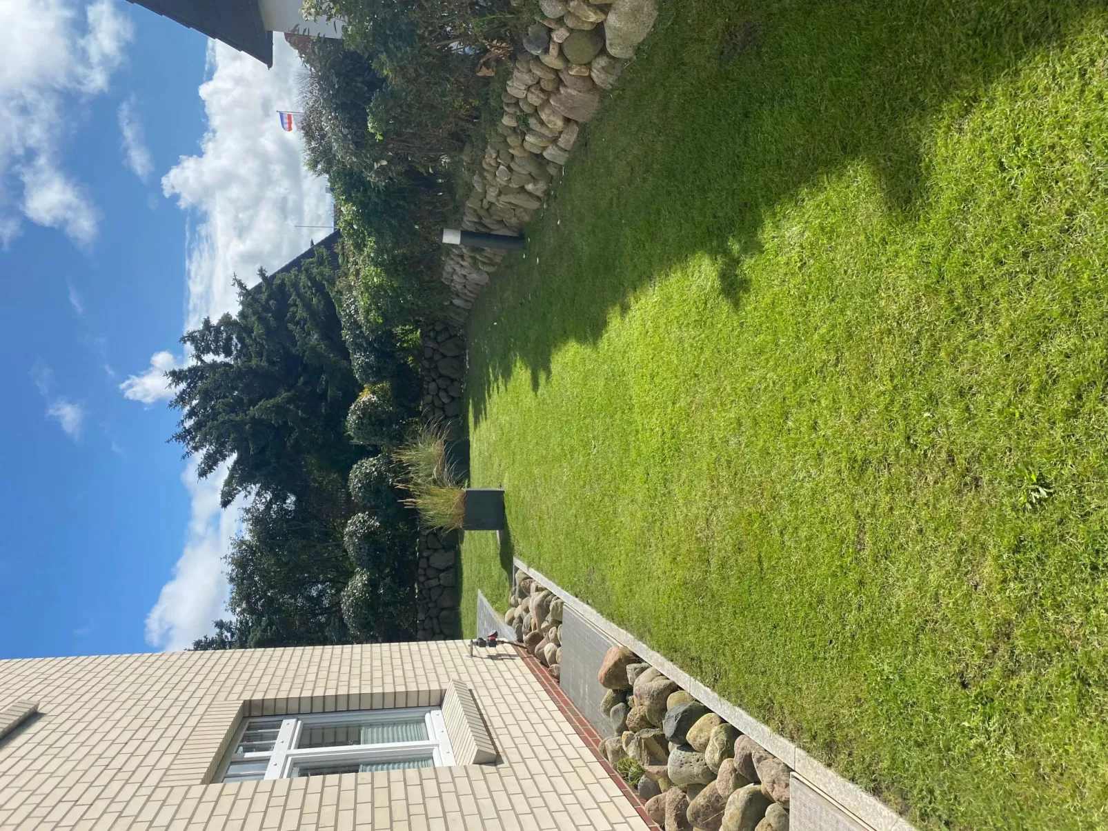 Helle Ferienwohnung mit sonniger Terrasse-Draußen