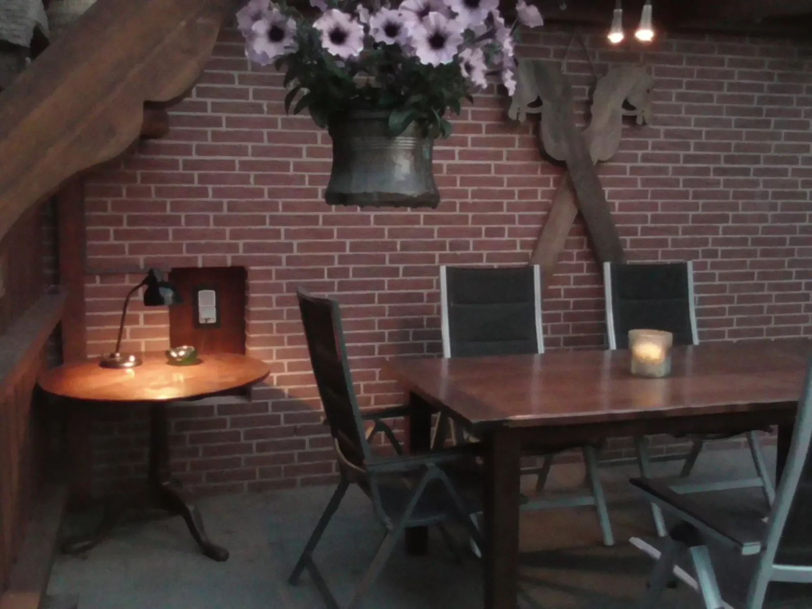 Mit überdachter Terrasse und Carport