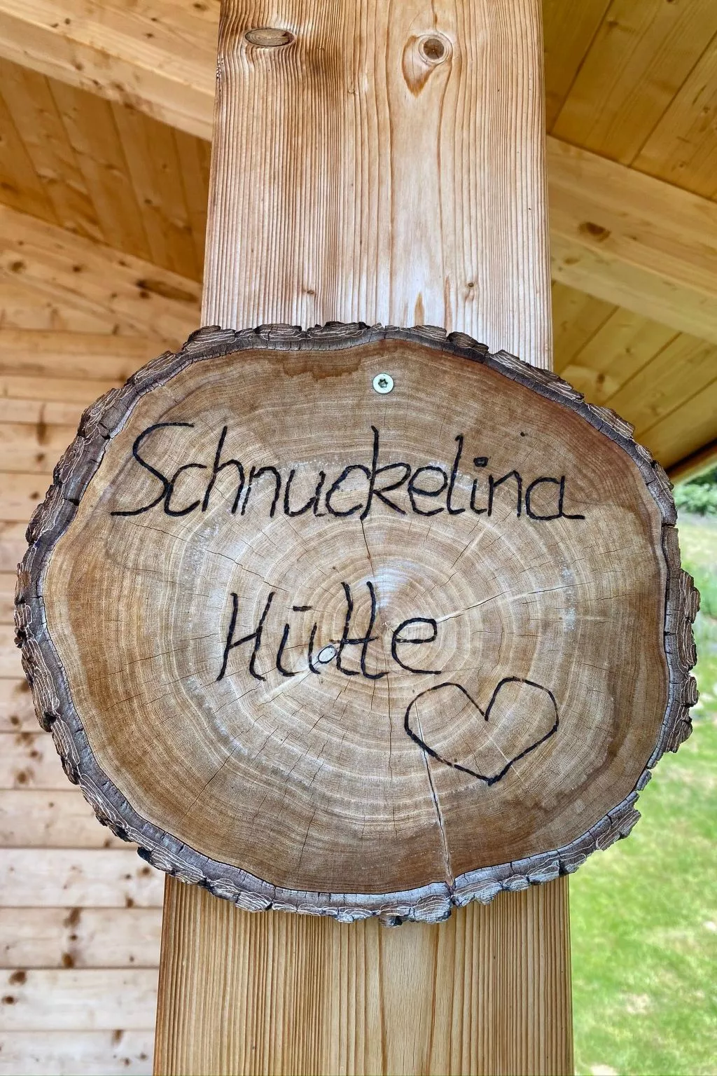 Berghütte mit Blick auf die Berge-Outside