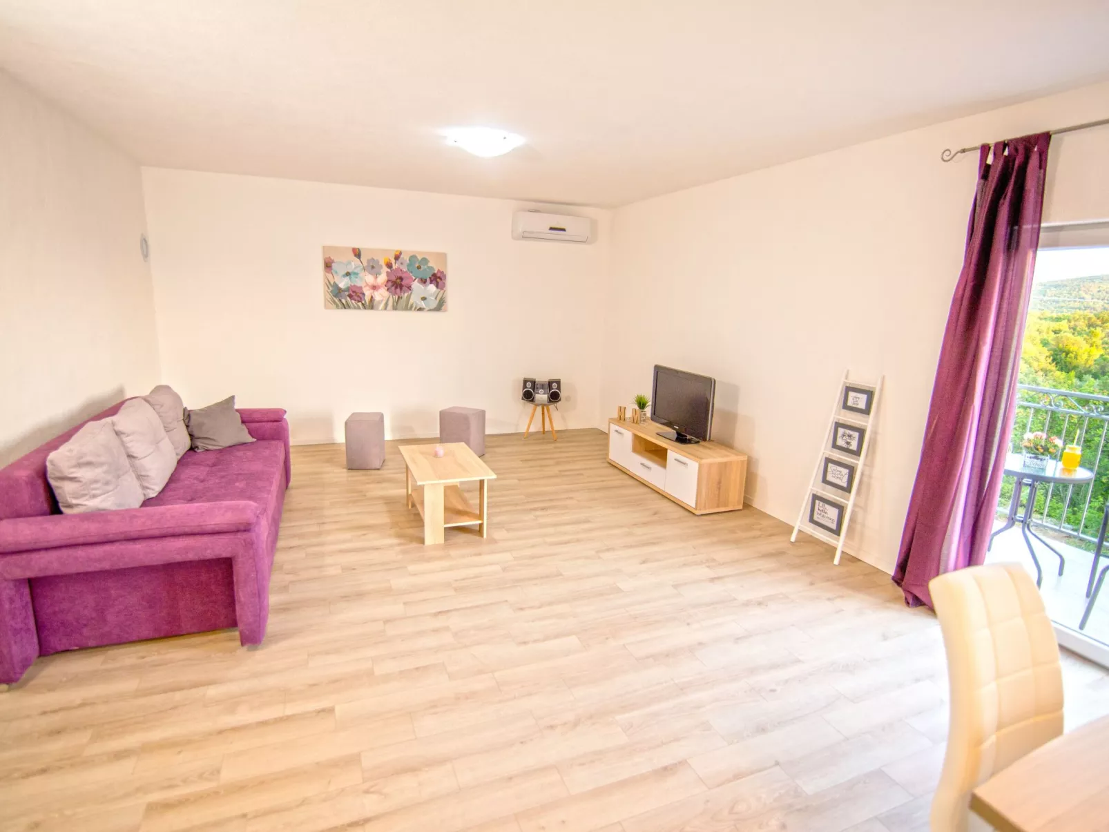 In Opanci mit beheiztem Pool, Parkplatz