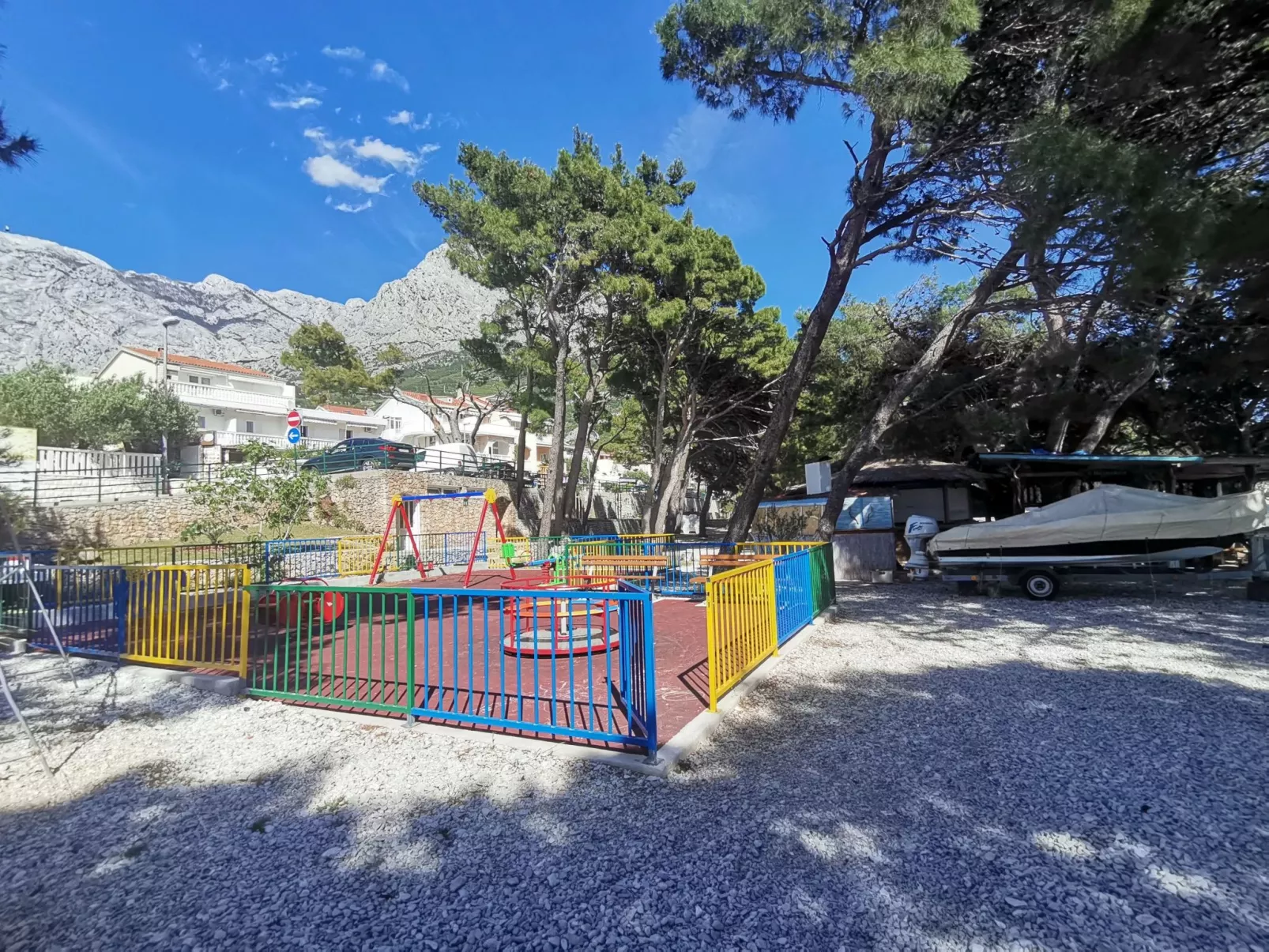 Weiße Idylle auf dem blauen Meer