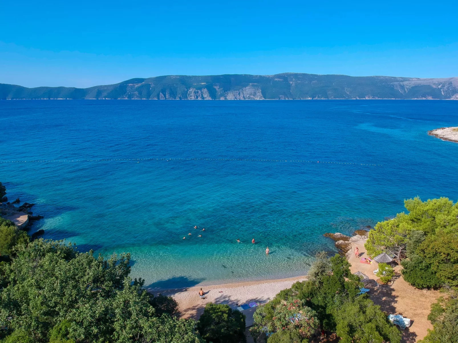 Gemütliches Ferienhaus in Pinezići mit großer Terrasse-Environnement