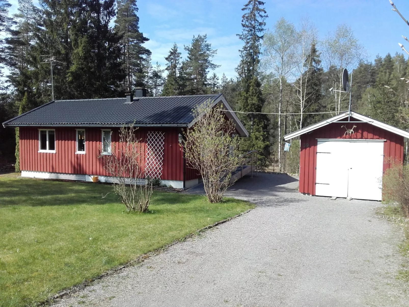 "Flodavägen 39" mit privatem Parkplatz