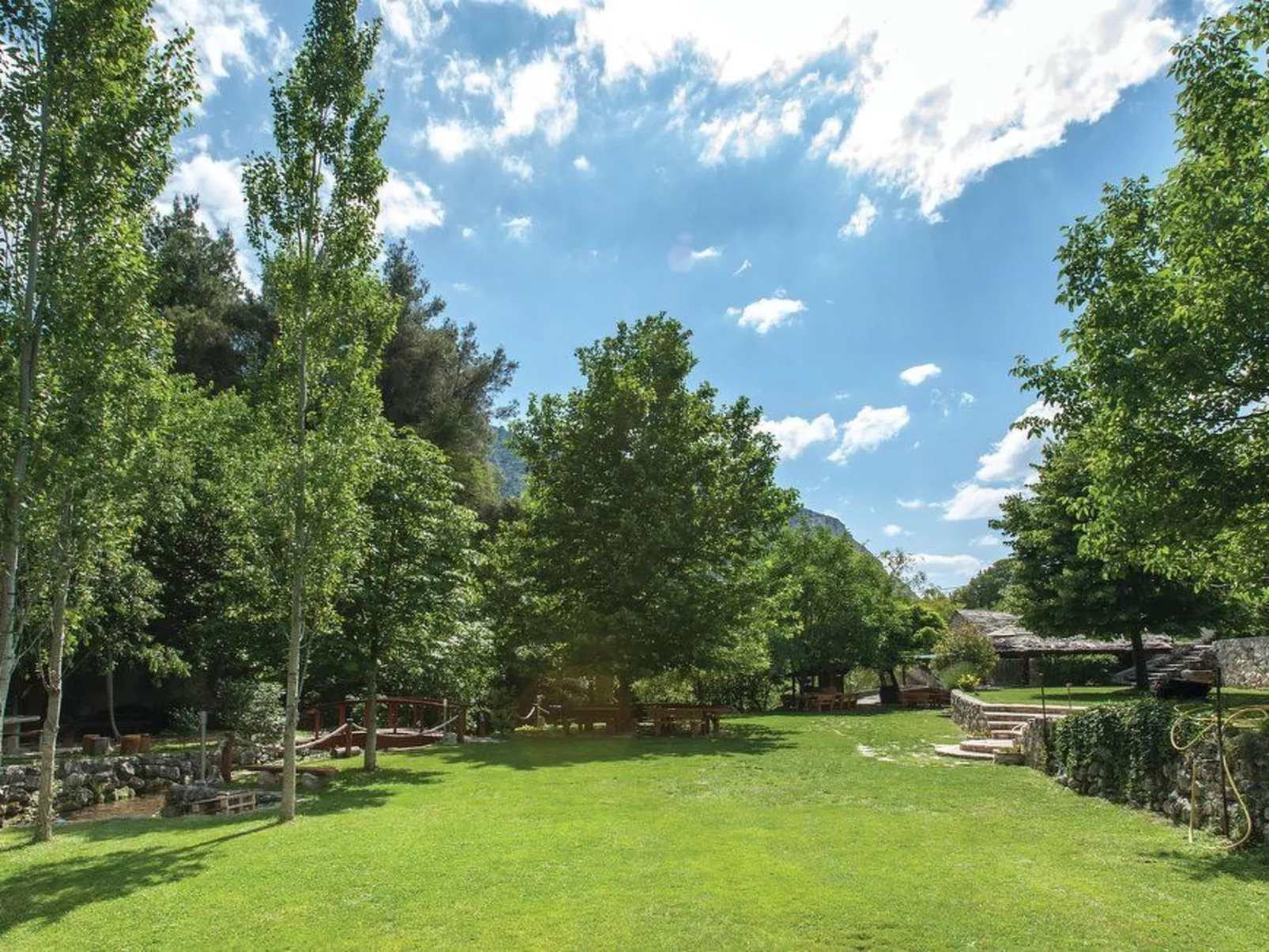 Žrnovnica, Entspannung am Flussufer-Draußen