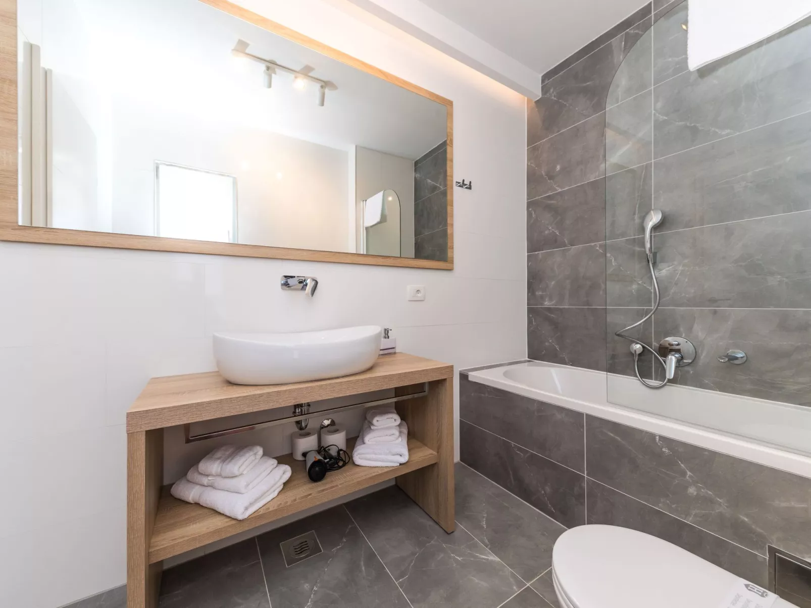 Modern eingerichtete Villa Ingrid mit beheiztem Pool - Dedans