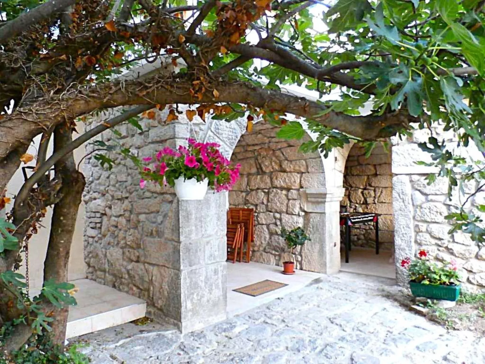 Geräumige Villa mit drei Schlafzimmern und einem ruhigen Garten