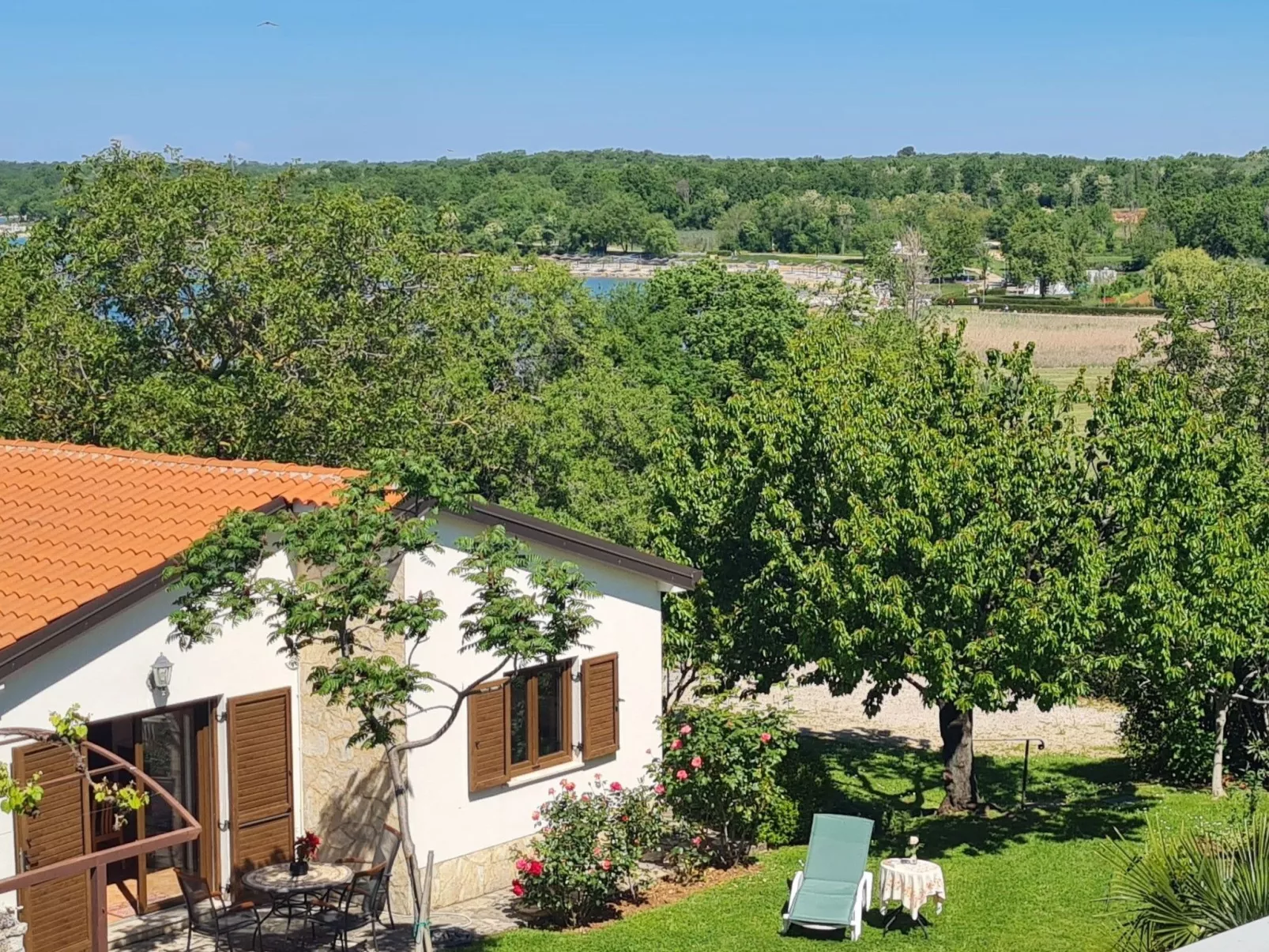 Freistehender Bungalow Perla mit Garten und Grill-Draußen