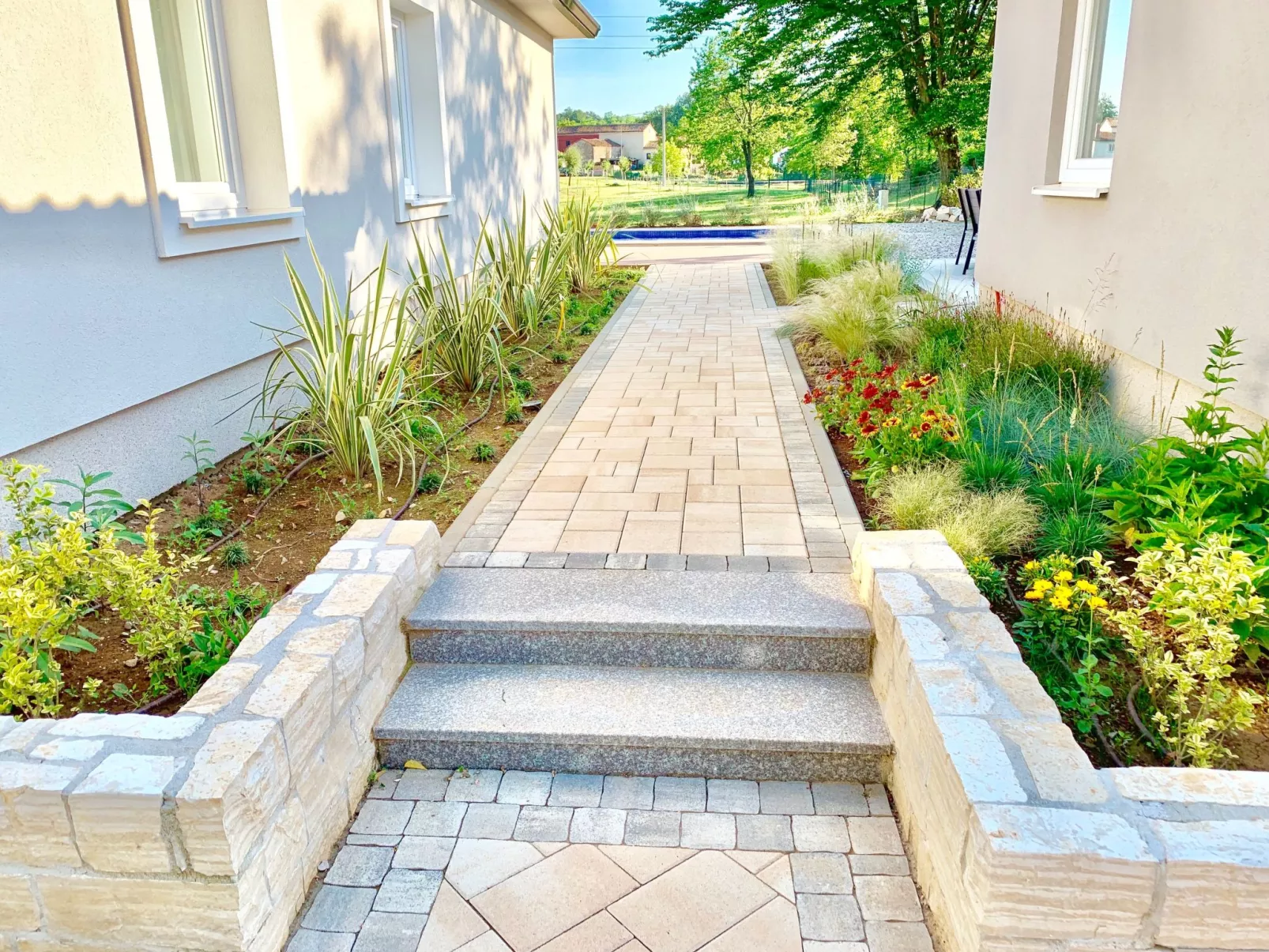 Charmante Villa mit gepflegtem Garten und beheiztem Pool-Outside