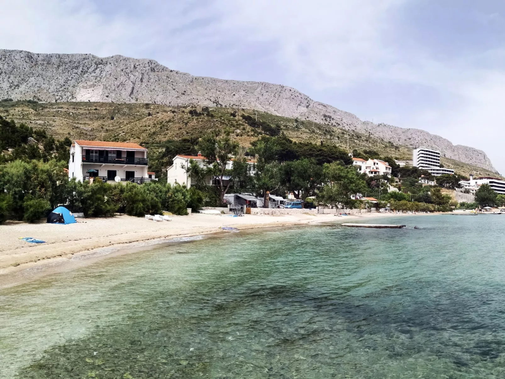 Große Ferienwohnung in Duće mit Privatem Balkon und Meerblick-Outside