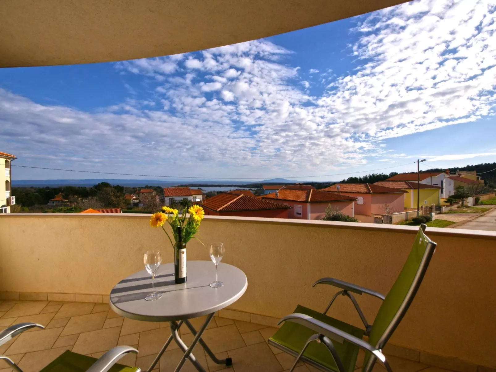Moderne Ferienwohnung mit Balkonen mit Meerblick