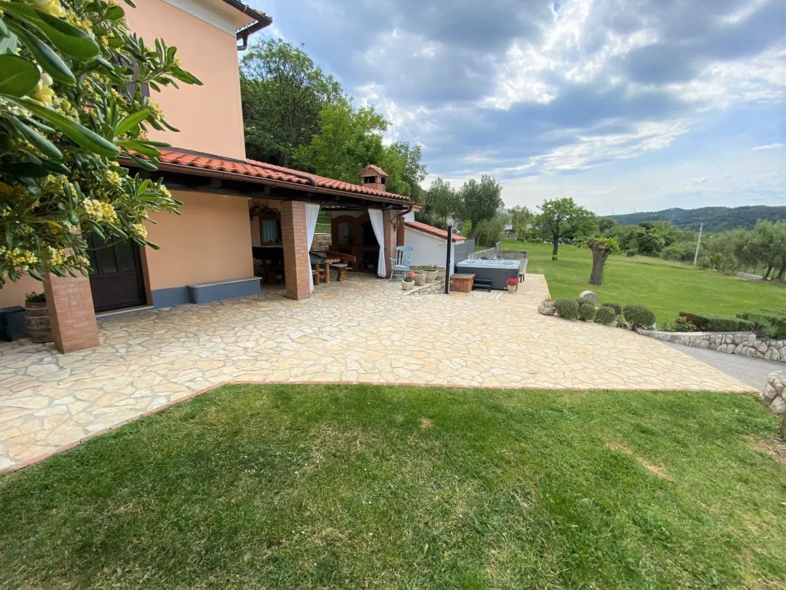 Tolles Ferienhaus in Supetarska Draga mit Garten