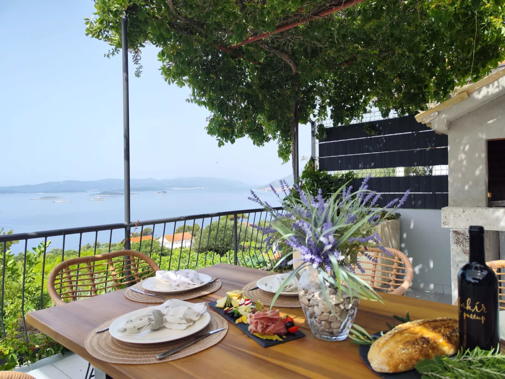 Mit Blick auf das Wasser-Draußen