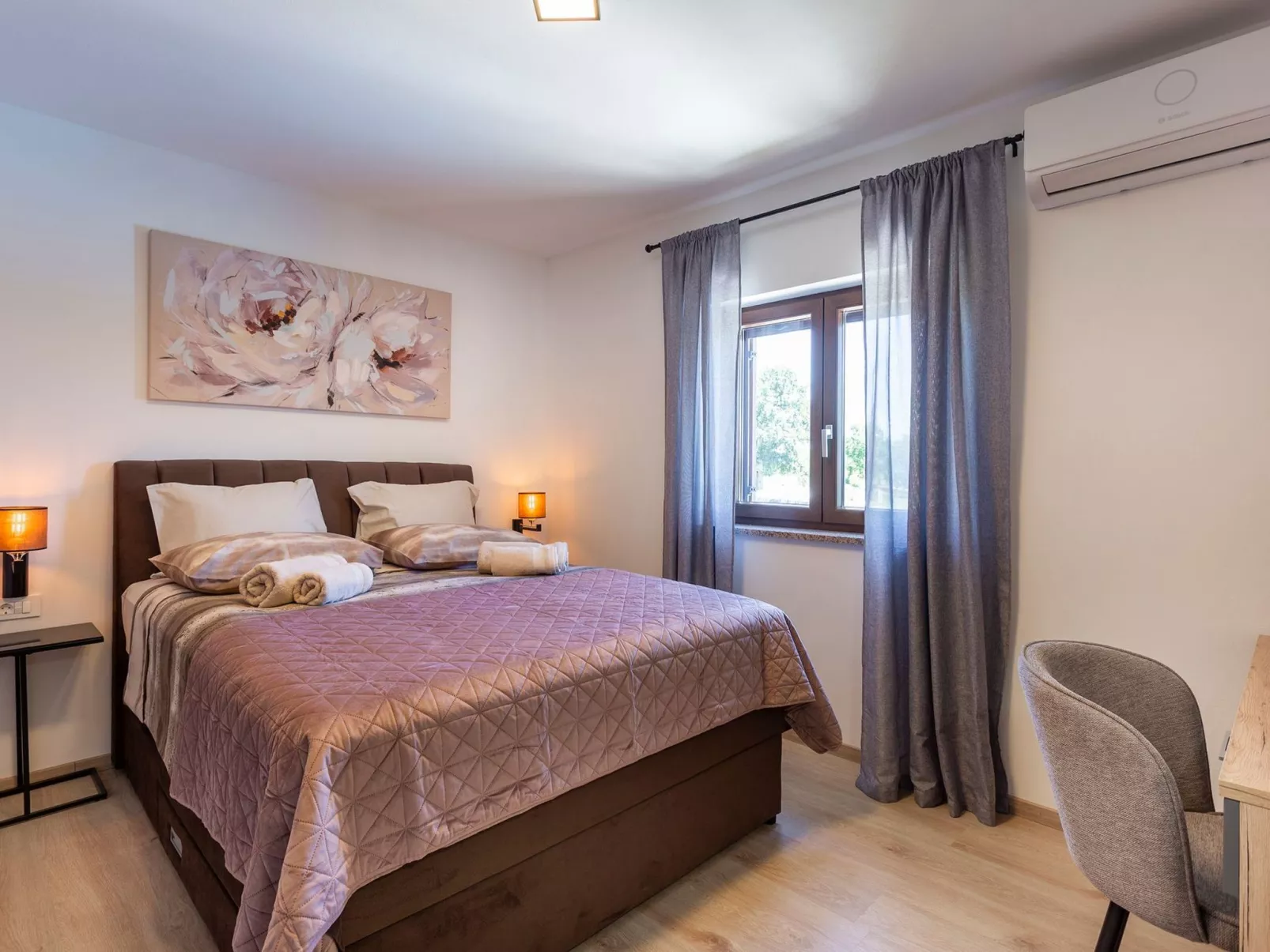 "Luxuriöse App. mit Pool"-Drinnen