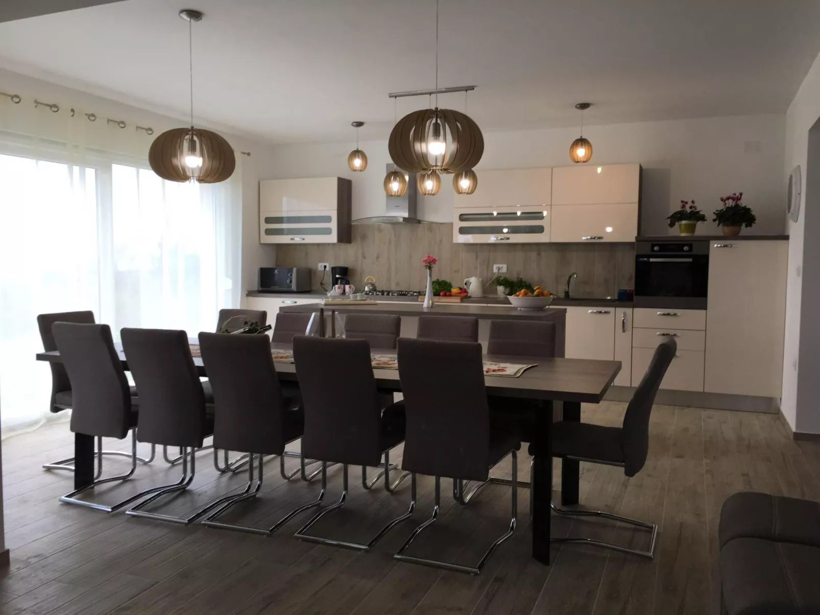 Elegante und komfortable Villa mit Salzwasserpool, Whirlpool und Sauna, umgeben-Inside