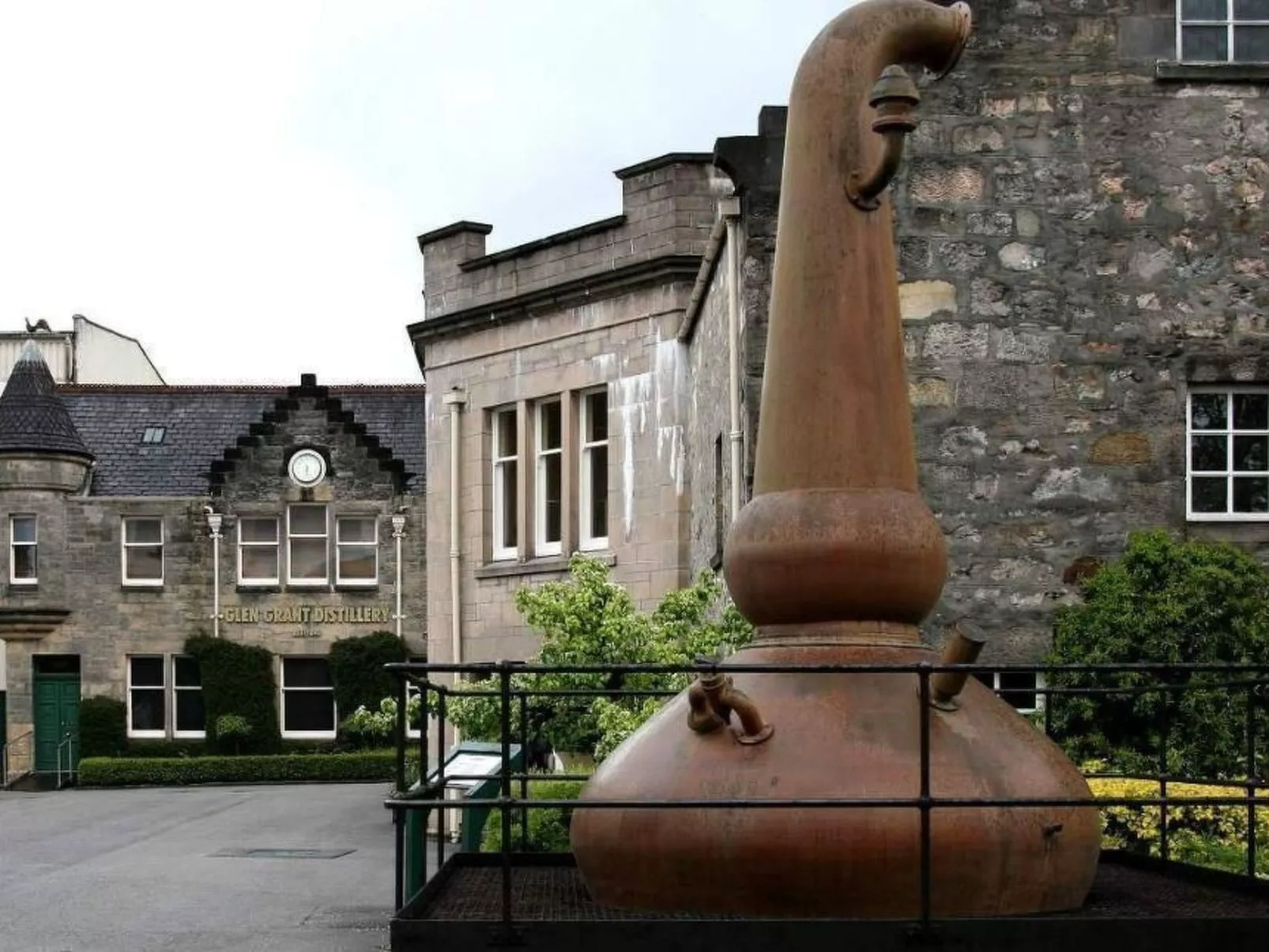 Großes, schottisches Landhaus an der Whiskystraße-Draußen