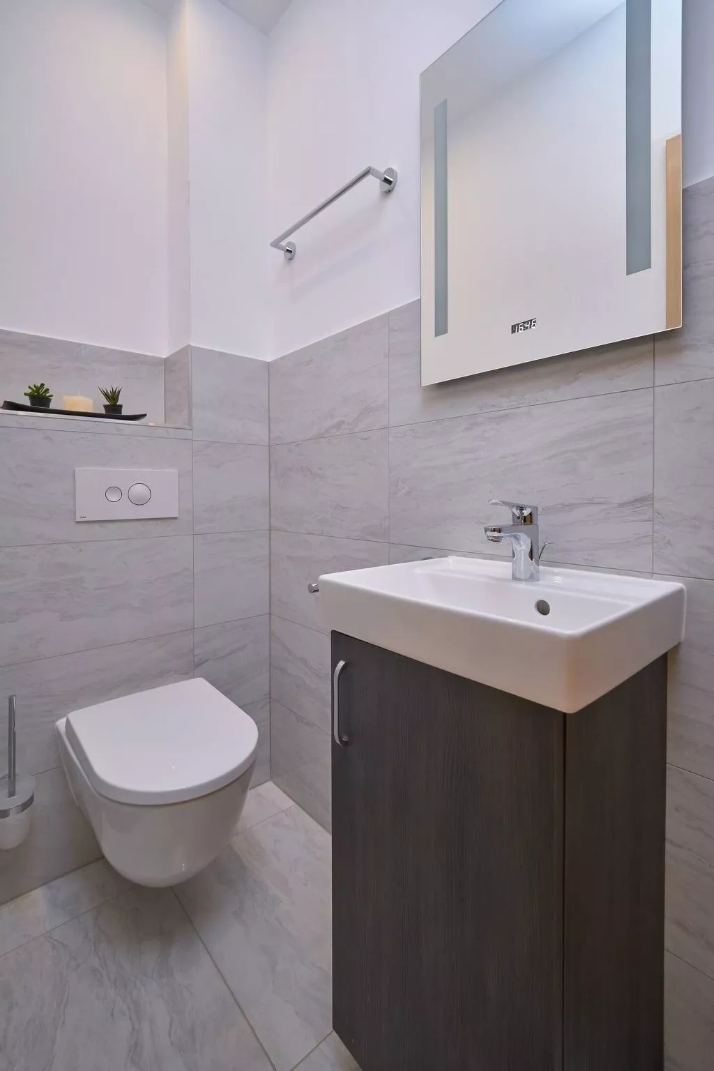 M Ganze Etage in einem geräumigen Haus mit Pool-Inside