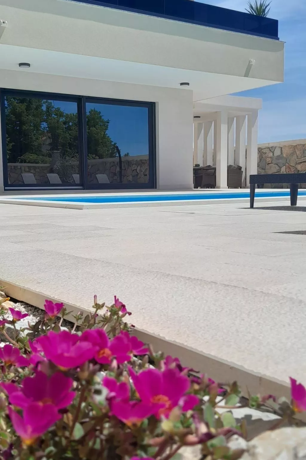 Neue Luxusvilla mit Pool - Agentur TA Leut-Draußen