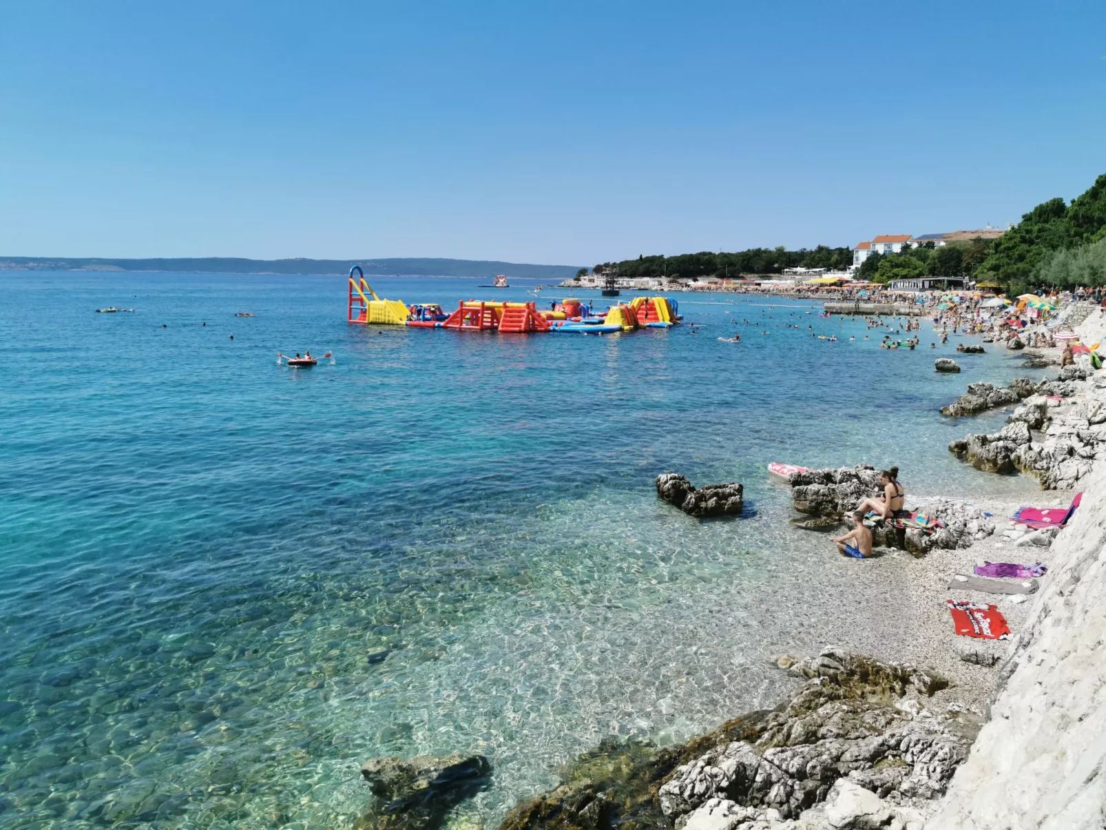 "Ana" mit Blick auf das Wasser-Draußen