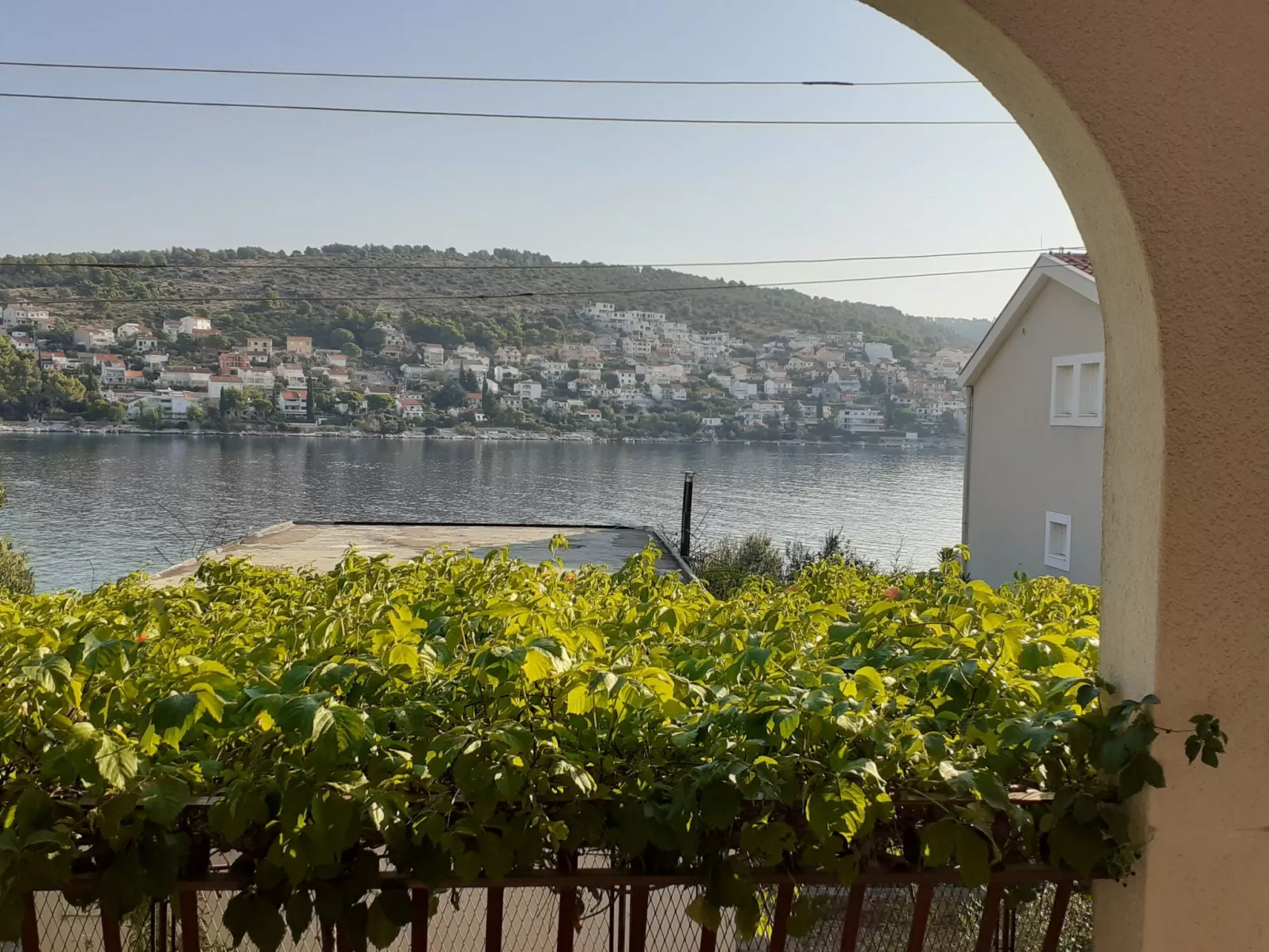 "Mladen" mit Blick auf das Wasser-Outside