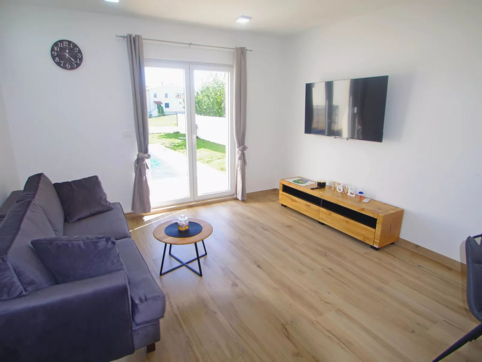 Ferienhaus, privater Pool, Dorf Šišan-Inside